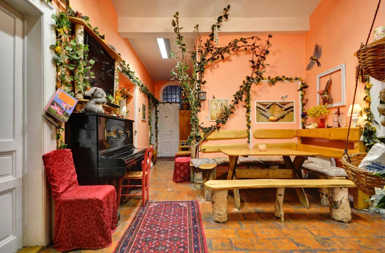 Artharmony Pension & Hostel Praga Esterno foto